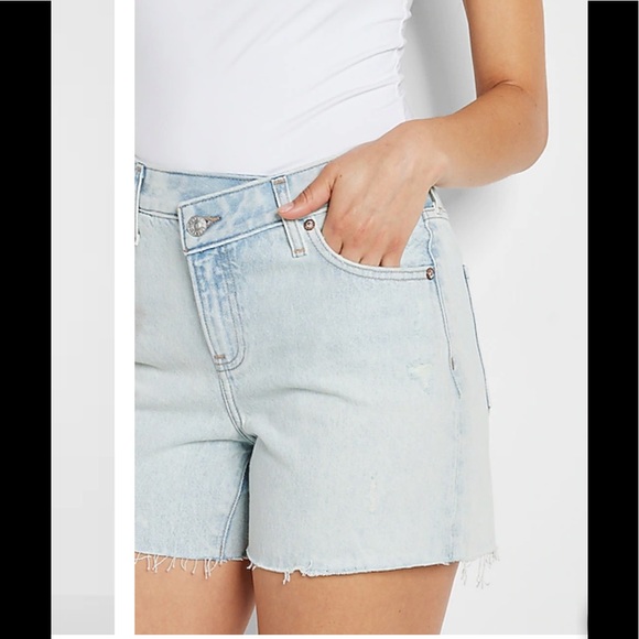 EXPRESS Crossover Waistband Boyfriend Jean Shorts NWT - Picture 3 of 14